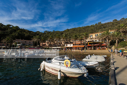 Port-Cros, au large d'Hyères dans le département du Var, petite île de 4 km de long est une réserve de la faune et la flore. Photo © Jean-Marie Liot.