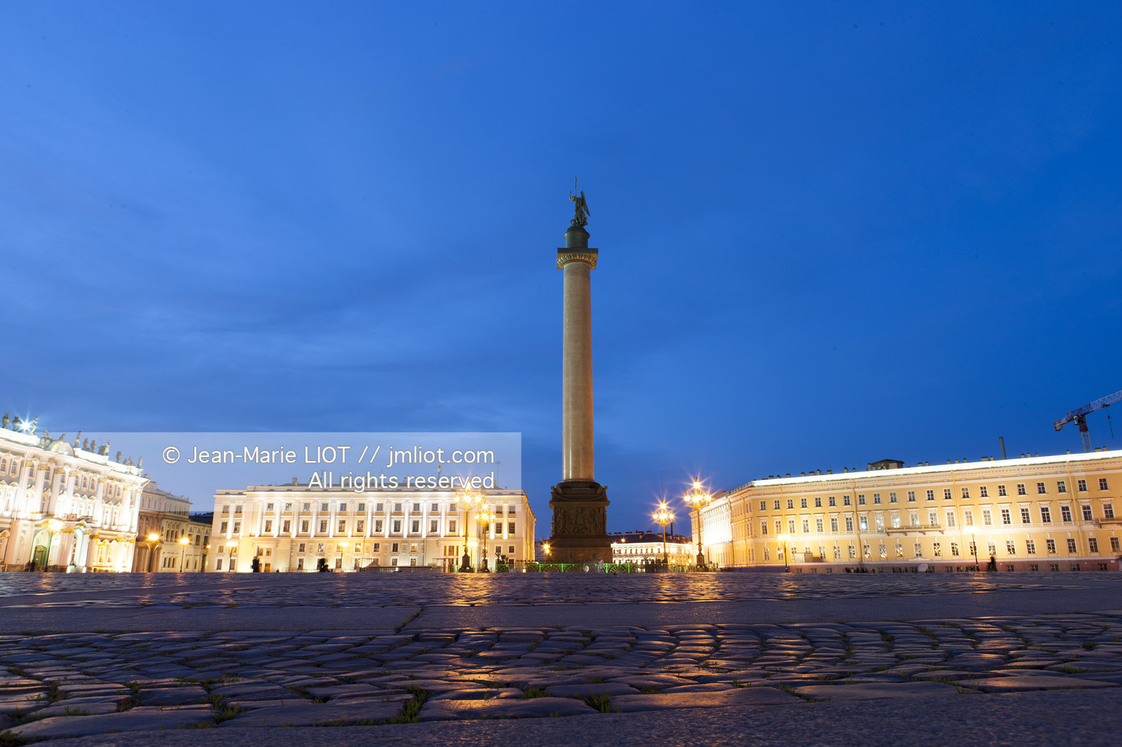 Russie, Saint Petersbourg, classé Patrimoine Mondial de l'UNESCO, la place Dvortsovaya (place du Palais) avec la colonne Alexandre, bâtiment de l'ancien Etat-major en arrière-plan durant les nuits blanches.