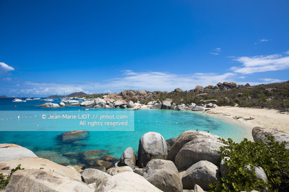 Antilles, îles Vierges britanniques, île de Virgin Gorda, Bath, vue sur la plage des Baths, voiliers au mouillage, au premier plan les rochers typiques qui entourent la zone de baignade paradisiaque, photo © Jean-Marie LIOT.