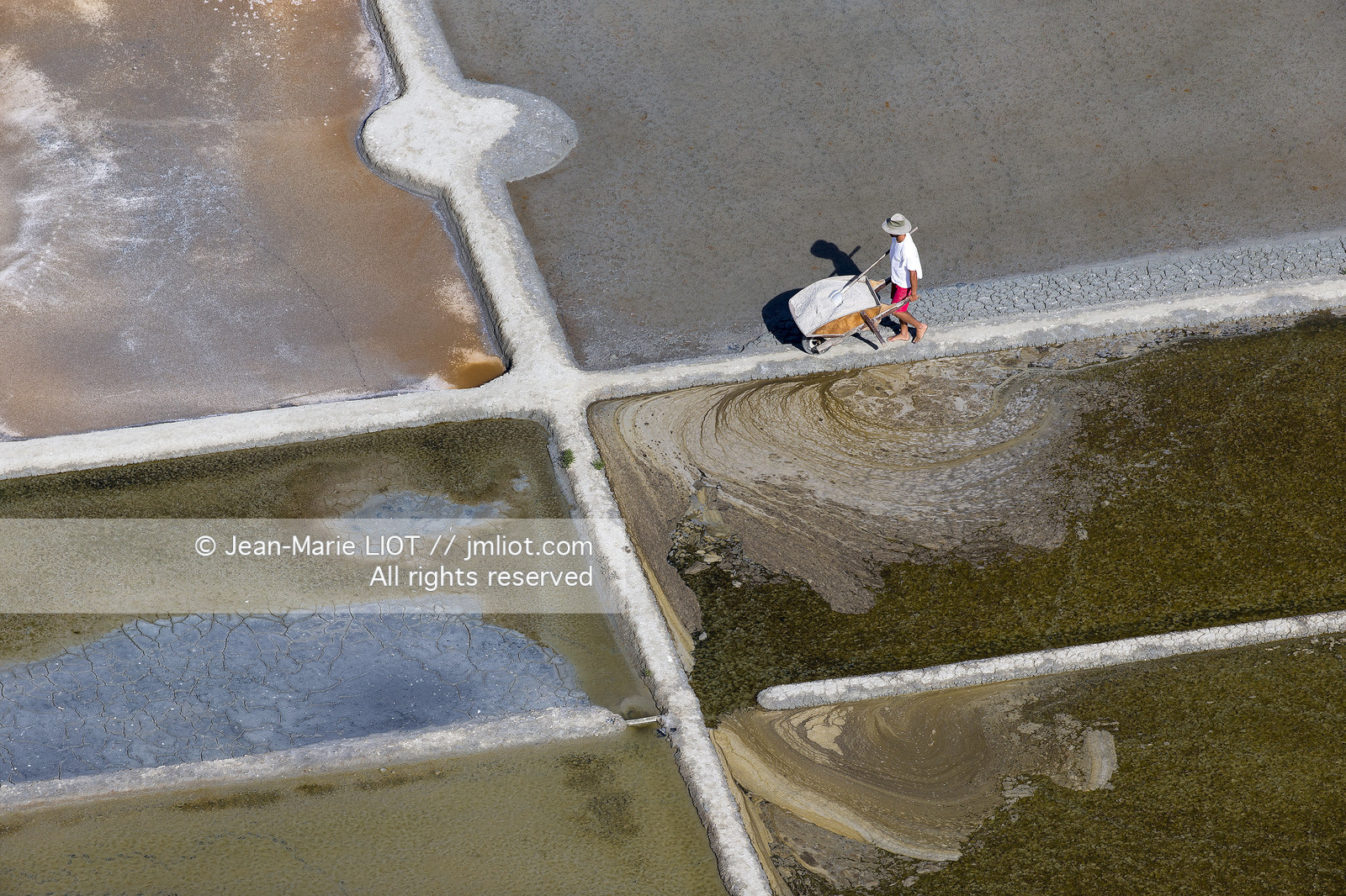 Carnac, vue aerienne des marais salants..© JEAN-MARIE LIOT.Carnac, aerial view of the salt marshes