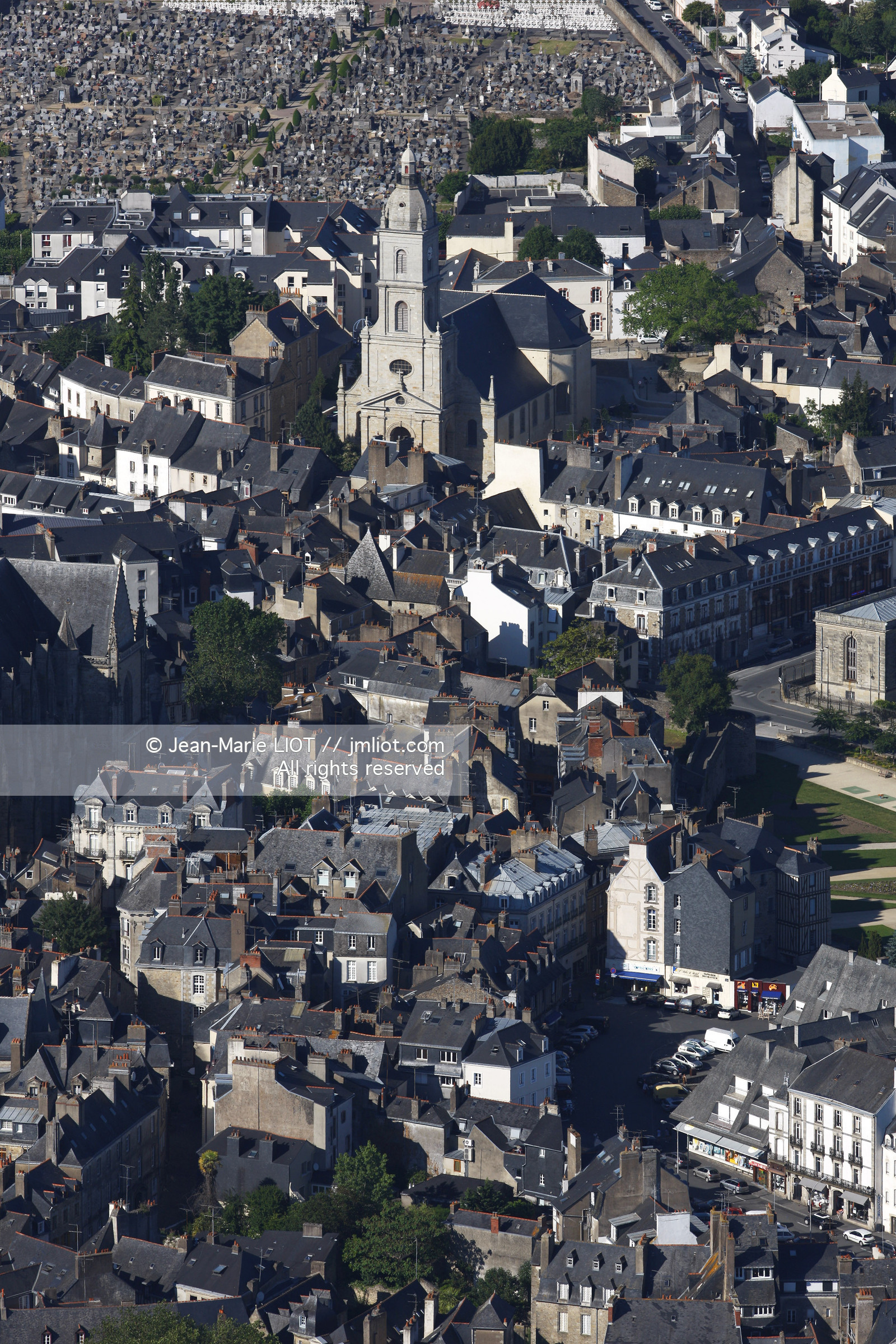 VUE AERIENNE DE VANNES-GOLFE DU MORBIHAN.PHOTO © JEAN-MARIE LIOT.