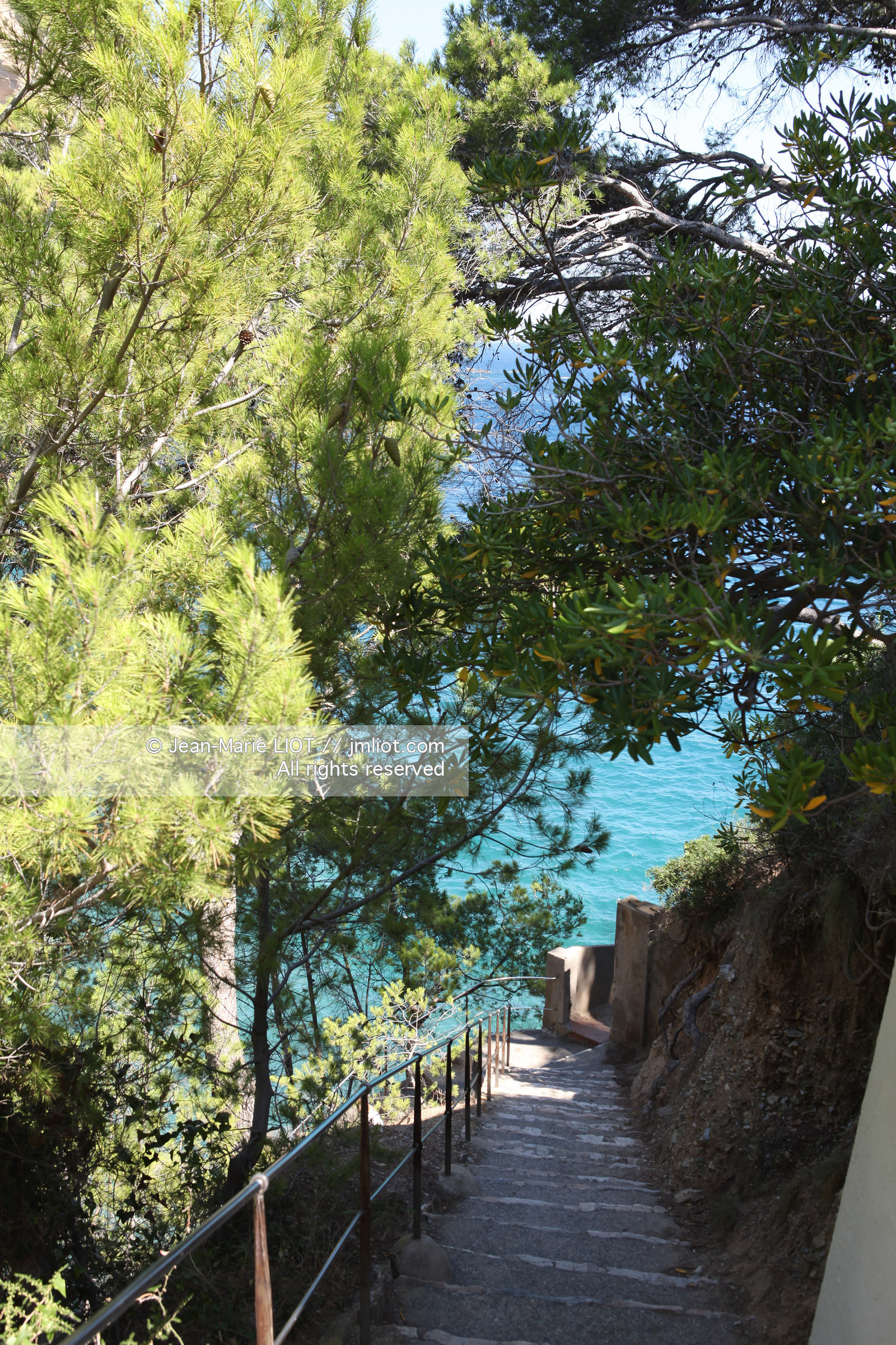 Le village de Begur et ses plages constituent l'un des lieux les plus touristique de la Costa Brava..La cote de begur bénéficie d'un littoral d'une grande beauté composé de falaises, de criques d'eau cristallines, de pinedes.....Photo © Jean-Marie Liot.