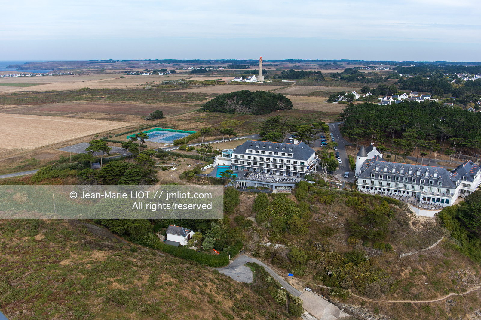 Vue aérienne de belle-ile-en-mer avec l'hotel Castel Clara et le phare de Goulphar. Photo© Jean-Marie Liot.