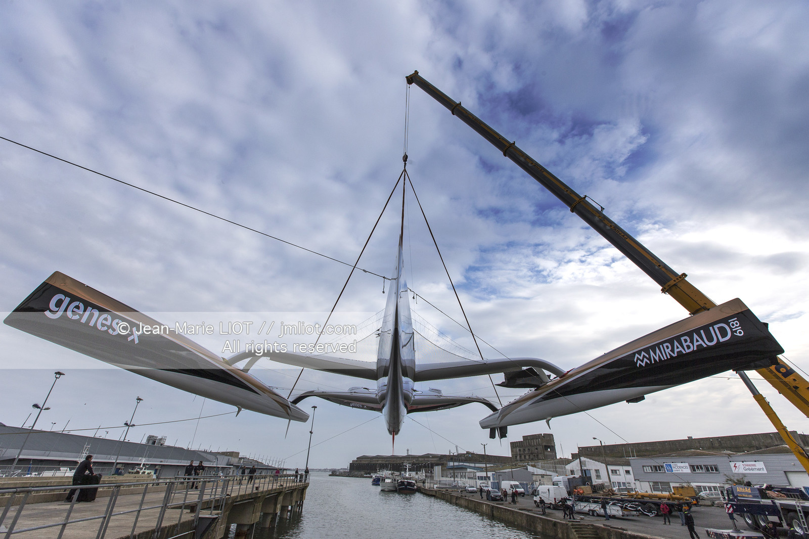 Maxi-Triimaran Spindrift 2 Launching