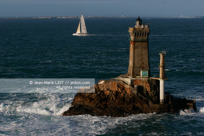 .Start Jules Verne Trophy maxi trimaran Geronimo, skipper Olivier de Kersauzon, on décember 28, 2004, Photo Jean-Marie LIOT - www.jmliot.com