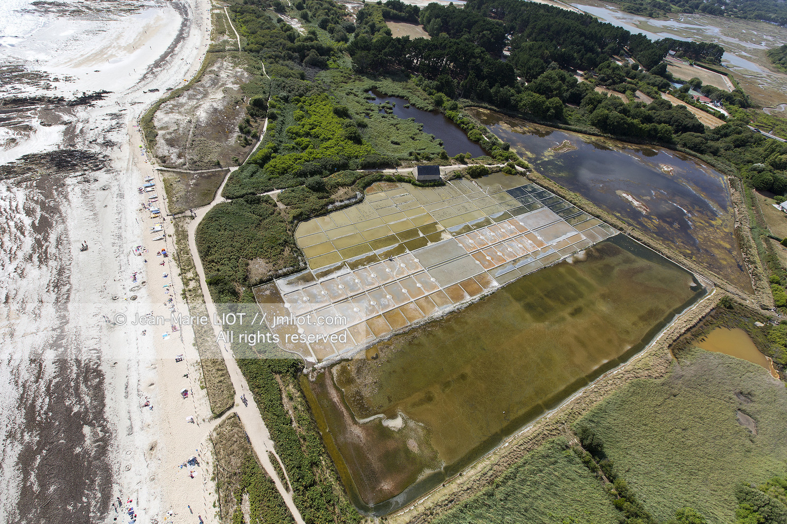 Carnac, vue aerienne des marais salants..© JEAN-MARIE LIOT.Carnac, aerial view of the salt marshes