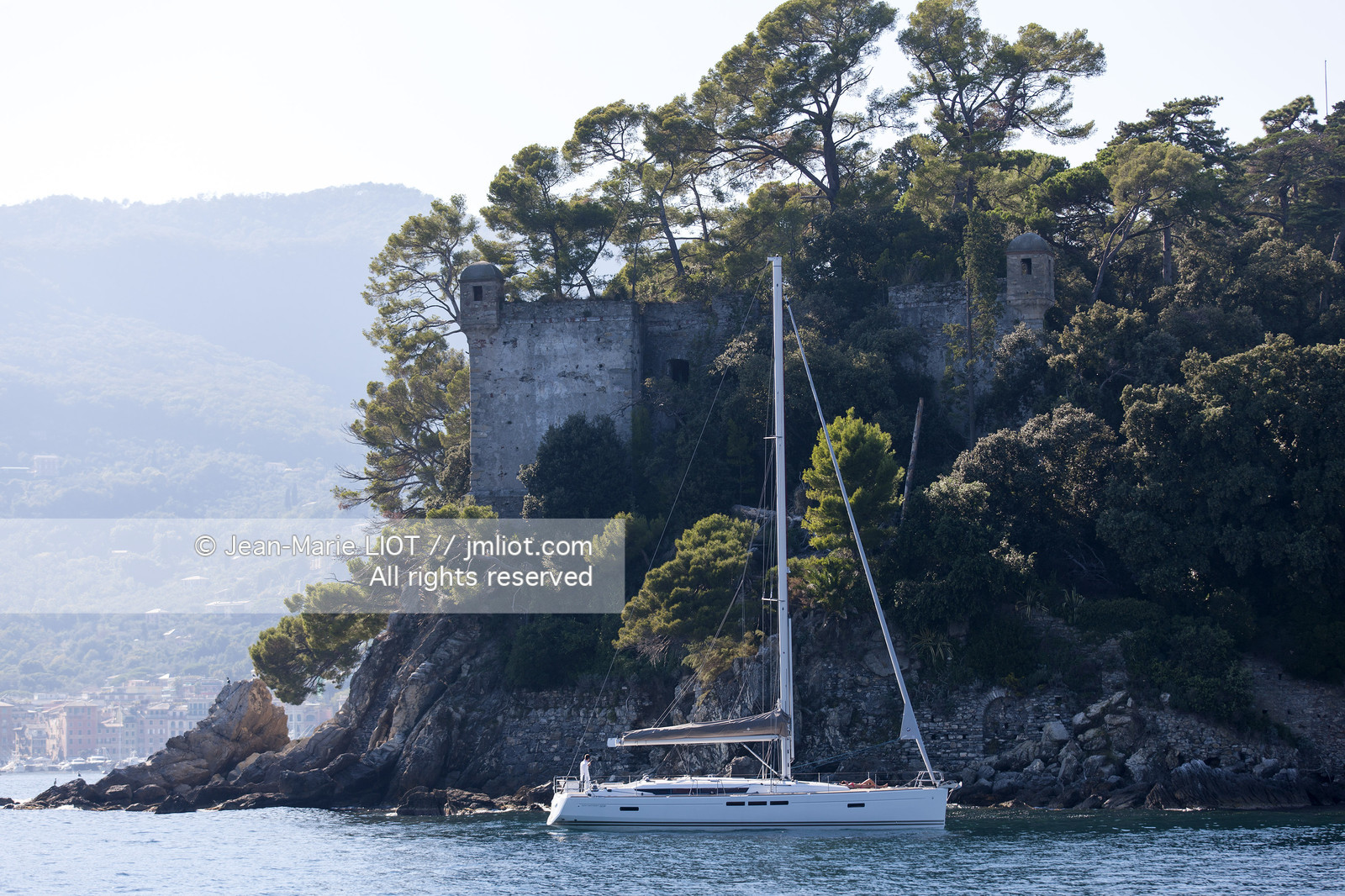 Portofino,le joli port en italien est situé au creux d'une anse sur la côte Ligure. Ce petit port de pêche devenu une des stations balnéaires les plus huppées d'Italie n'a pourtant pas perdu son charme..photo © Jean-Marie Liot.