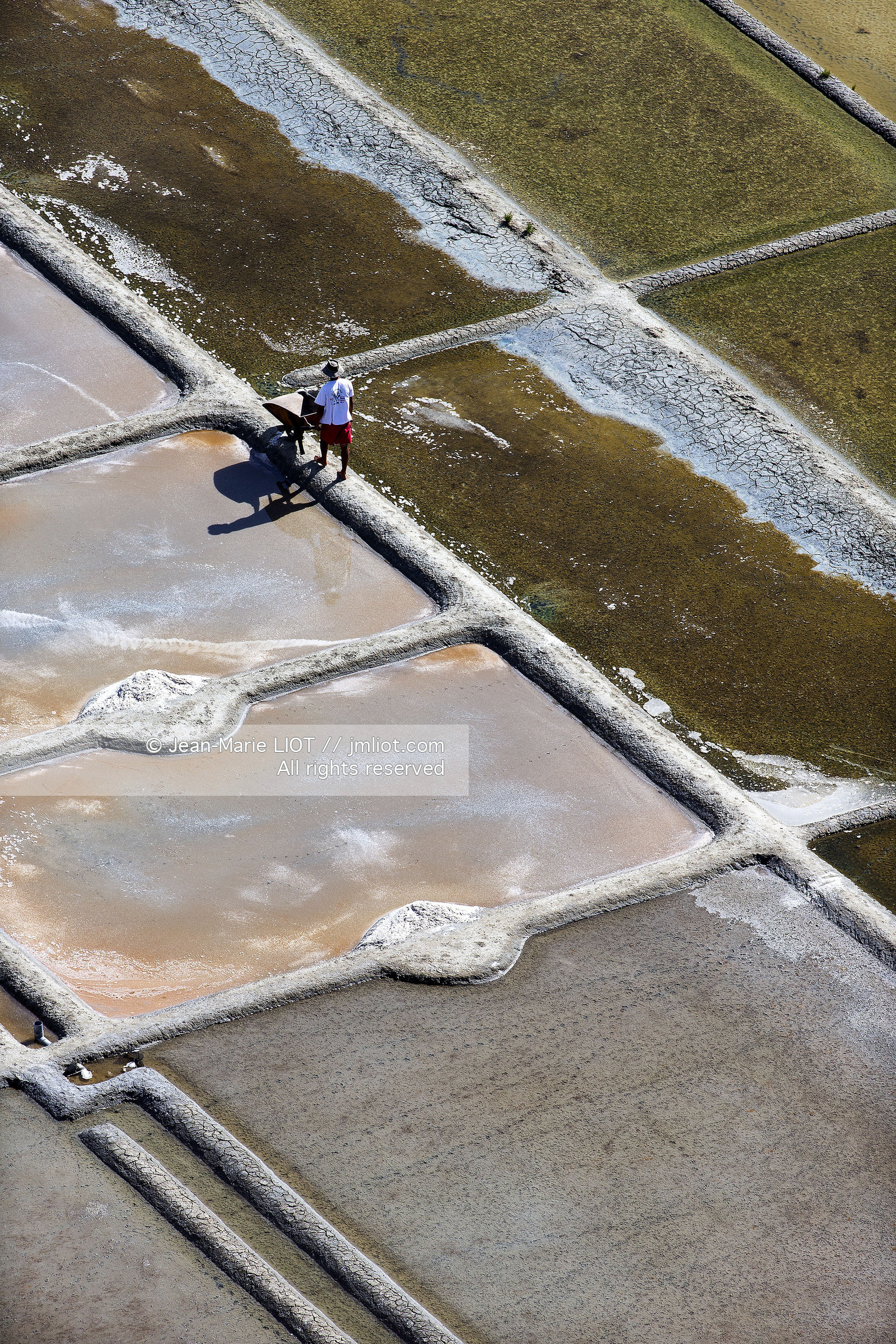 Carnac, vue aerienne des marais salants..© JEAN-MARIE LIOT.Carnac, aerial view of the salt marshes