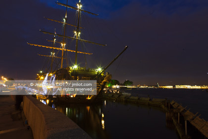Russie, Saint Petersbourg, classé Patrimoine Mondial de l'UNESCO, bateau sur la Neva lors des nuits blanches.