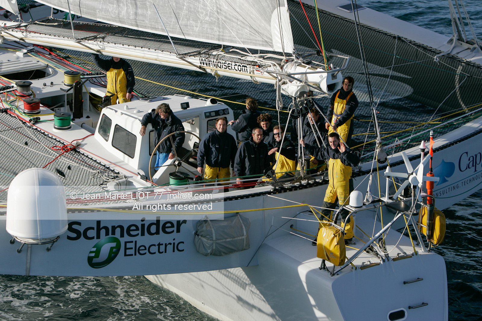 Départ du Trophée Jules Verne du maxi trimaran Geronimo, skipper Olivier de Kersauzon, 28 décembre 2004, Photo Jean-Marie LIOT - www.jmliot.com.