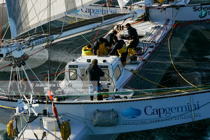 .Start Jules Verne Trophy maxi trimaran Geronimo, skipper Olivier de Kersauzon, on décember 28, 2004, Photo Jean-Marie LIOT - www.jmliot.com