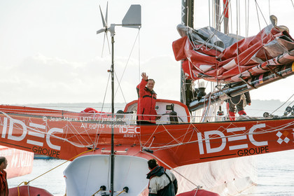 SAILING IDEC & FRANCIS JOYON