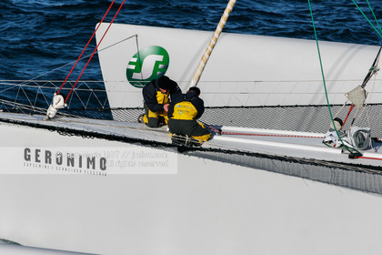 .Start Jules Verne Trophy maxi trimaran Geronimo, skipper Olivier de Kersauzon, on décember 28, 2004, Photo Jean-Marie LIOT - www.jmliot.com