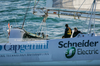 .Start Jules Verne Trophy maxi trimaran Geronimo, skipper Olivier de Kersauzon, on décember 28, 2004, Photo Jean-Marie LIOT - www.jmliot.com