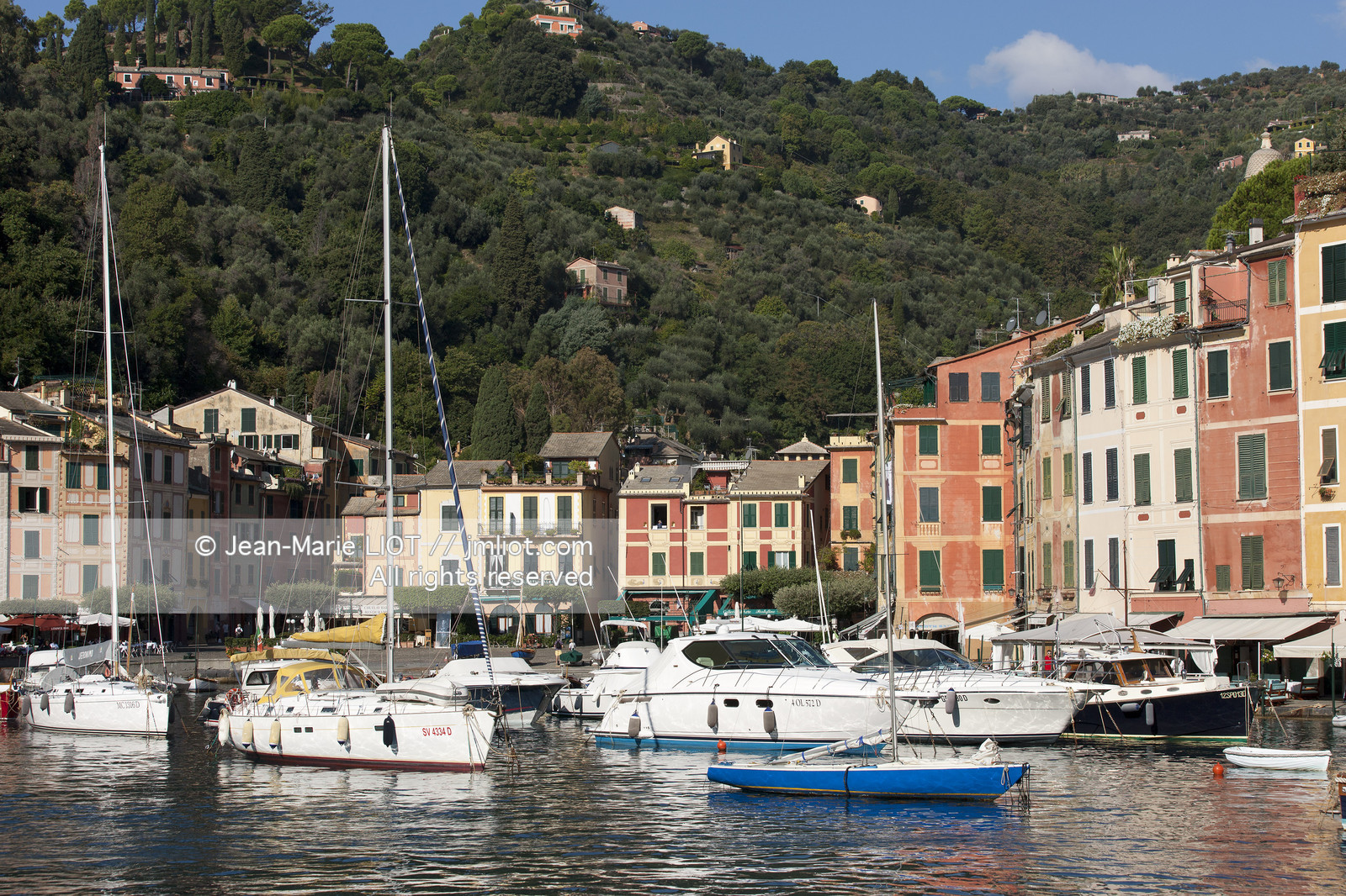 Portofino,le joli port en italien est situé au creux d'une anse sur la côte Ligure. Ce petit port de pêche devenu une des stations balnéaires les plus huppées d'Italie n'a pourtant pas perdu son charme..photo © Jean-Marie Liot.