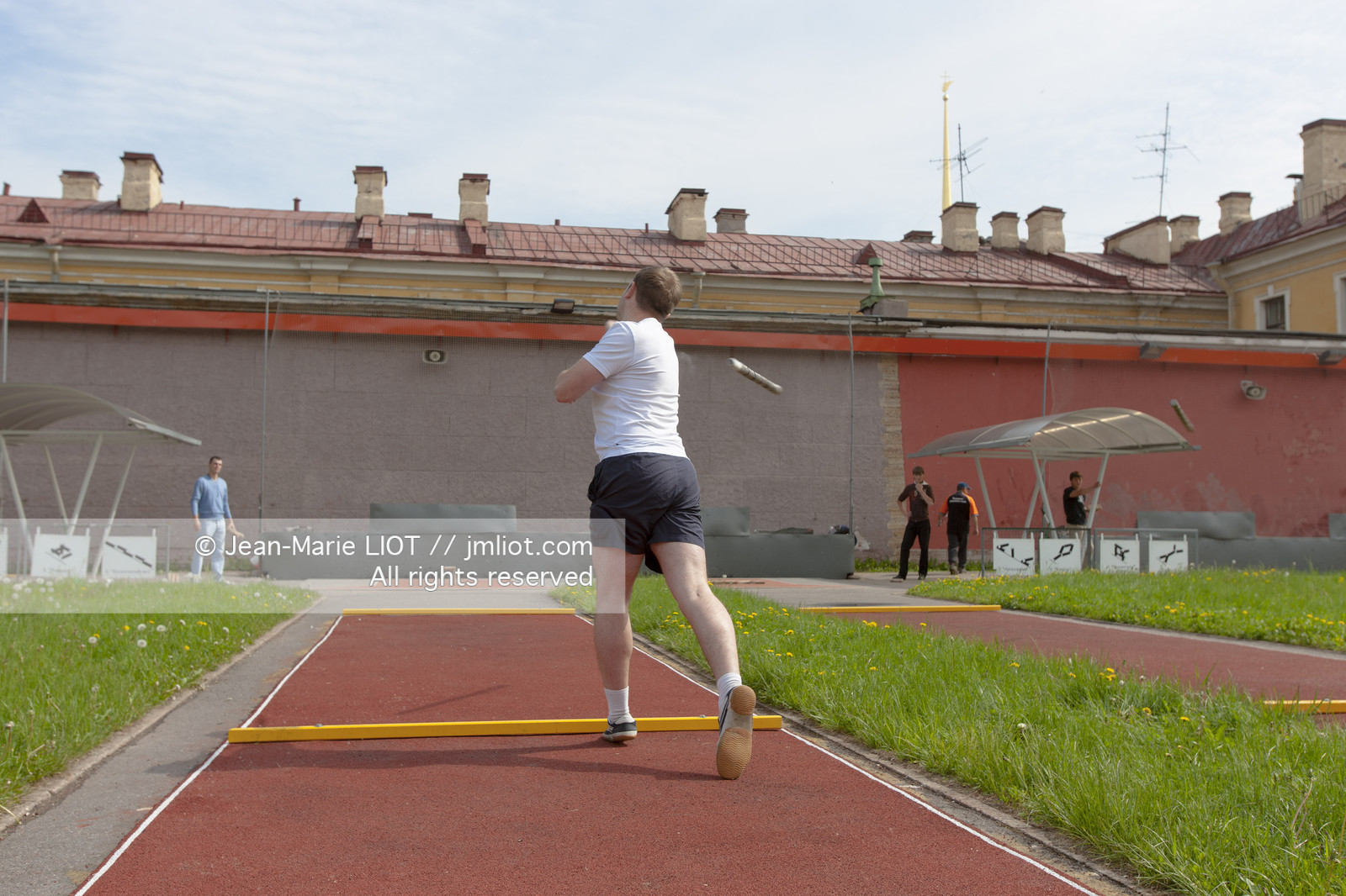 Russie, Saint Petersbourg, classé Patrimoine Mondial de l'UNESCO, Joueurs de Gorodki, jeu traditionnel russe, lancer de baton.