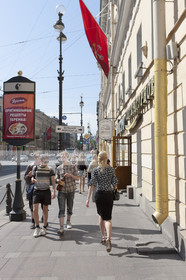 Russie, Saint Petersbourg, classé Patrimoine Mondial de l'UNESCO, dans les rues de la ville, jeune femme russe.