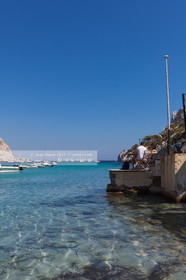 .The calm of Sormiou is located a few km from Marseille, one of the only calanques inhabited it conceals a small port protected by a dike.The water is particularly clear and of great richness in terms of animal and plant species.
