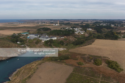 Vue aérienne de belle-ile-en-mer avec l'hotel Castel Clara et le phare de Goulphar. Photo© Jean-Marie Liot.