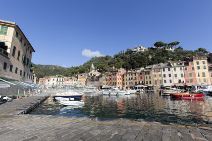 Portofino,le joli port en italien est situé au creux d'une anse sur la côte Ligure. Ce petit port de pêche devenu une des stations balnéaires les plus huppées d'Italie n'a pourtant pas perdu son charme..photo © Jean-Marie Liot.