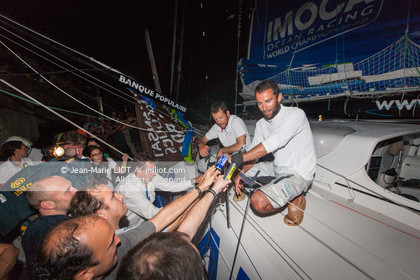 Arrivée, au Costa-Rica de l'imoca Banque populaire, le19 novembre 2011. Les skippers Armel Le Cleac'h et Christopher Pratt se placent à la 3ème place dans la catégorie des imocas. Photo © Jean-marie Liot DPPI.