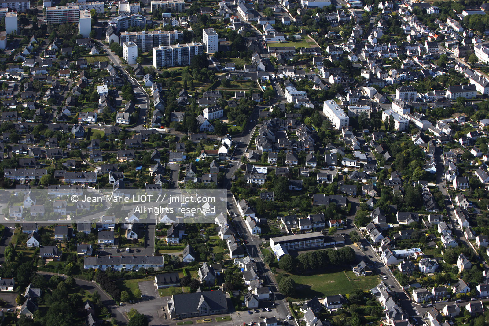 VUE AERIENNE DE VANNES-GOLFE DU MORBIHAN.PHOTO © JEAN-MARIE LIOT.