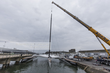 Maxi-Triimaran Spindrift 2 Launching