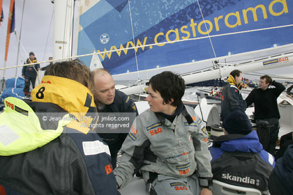 Départ d'Ellen MacArthur à bord du maxi-trimaran B&Q Castorama, pour tenter de battre le record du Tour du Monde en Solitaire sans Escale, à Falmouth (GB), le 27 novembre 2004, photo : Jean-Marie LIOT - www.jmliot.com
