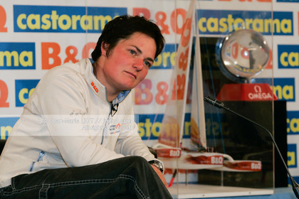 Départ d'Ellen MacArthur à bord du maxi-trimaran B&Q Castorama, pour tenter de battre le record du Tour du Monde en Solitaire sans Escale, à Falmouth (GB), le 27 novembre 2004, photo : Jean-Marie LIOT - www.jmliot.com