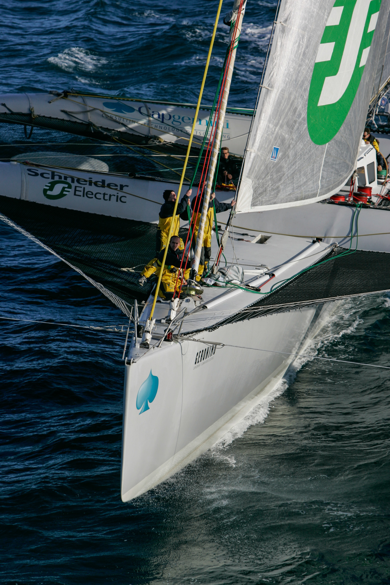 Départ du Trophée Jules Verne du maxi trimaran Geronimo, skipper Olivier de Kersauzon, 28 décembre 2004, Photo Jean-Marie LIOT - www.jmliot.com.