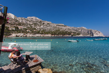 .The calm of Sormiou is located a few km from Marseille, one of the only calanques inhabited it conceals a small port protected by a dike.The water is particularly clear and of great richness in terms of animal and plant species.
