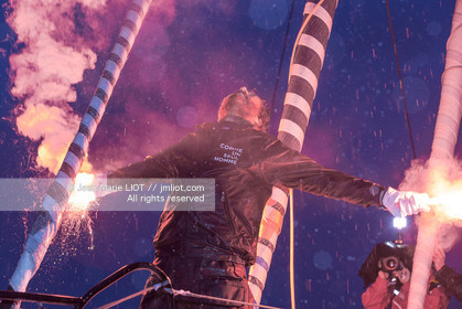 VENDEE GLOBE 2016-2017 - ARRIVEE ERIC BELLION - COMME UN SEUL HOMME
