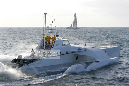 Ocean Alchimist, Olivier de Kersauzon, au large d'Ouessant le 29 décembre 2004, Photo Jean-Marie LIOT - www.jmliot.com.