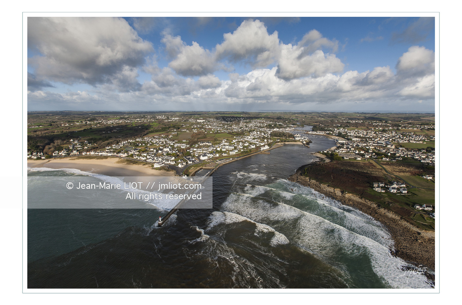 Audierne.Vue aérienne du Port d'Audierne à quelques kilomètres au sud de la Pointe du Raz..© Jean-Marie Liot.