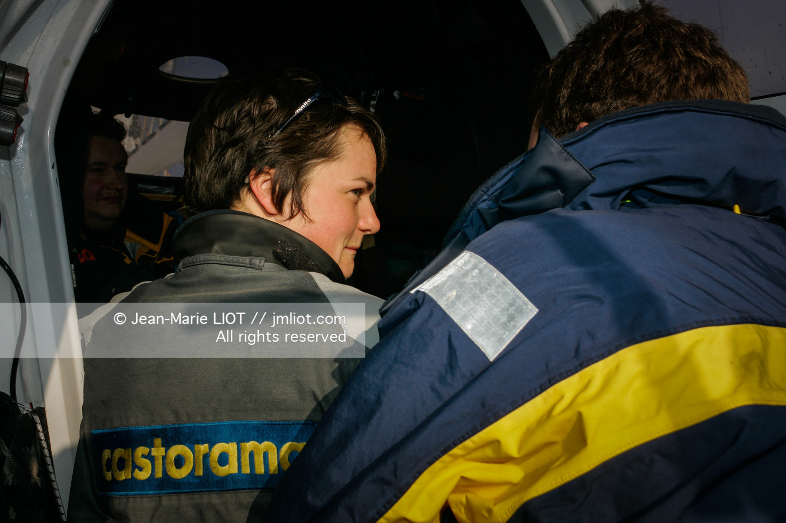 Départ d'Ellen MacArthur à bord du maxi-trimaran B&Q Castorama, pour tenter de battre le record du Tour du Monde en Solitaire sans Escale, à Falmouth (GB), le 27 novembre 2004, photo : Jean-Marie LIOT - www.jmliot.com