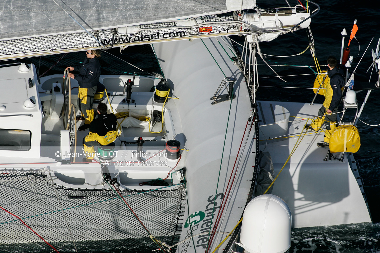 Départ du Trophée Jules Verne du maxi trimaran Geronimo, skipper Olivier de Kersauzon, 28 décembre 2004, Photo Jean-Marie LIOT - www.jmliot.com.