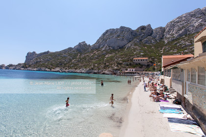 .The calm of Sormiou is located a few km from Marseille, one of the only calanques inhabited it conceals a small port protected by a dike.The water is particularly clear and of great richness in terms of animal and plant species.
