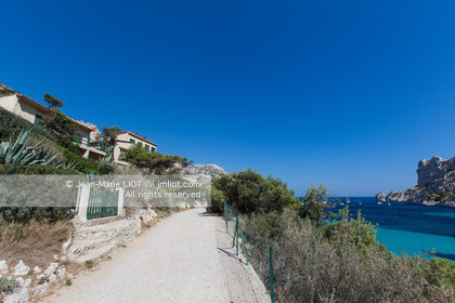 .The calm of Sormiou is located a few km from Marseille, one of the only calanques inhabited it conceals a small port protected by a dike.The water is particularly clear and of great richness in terms of animal and plant species.