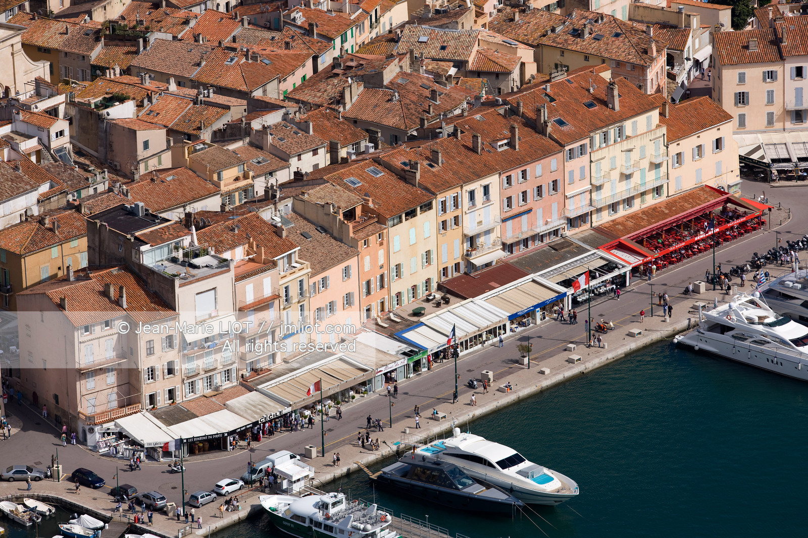 France, Var (83), Saint-Tropez, .Yatchs dans Le Port de plaisance de Saint-Tropez, Vue aérienne.photo © Jean-Marie Liot.