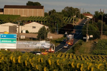 Le 13 juillet..les bateaux sont grutés et passent par la route entre l'Atlantique et la Mediterranée.
