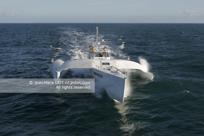 Ocean Alchimist, Olivier de Kersauzon, au large d'Ouessant le 29 décembre 2004, Photo Jean-Marie LIOT - www.jmliot.com.