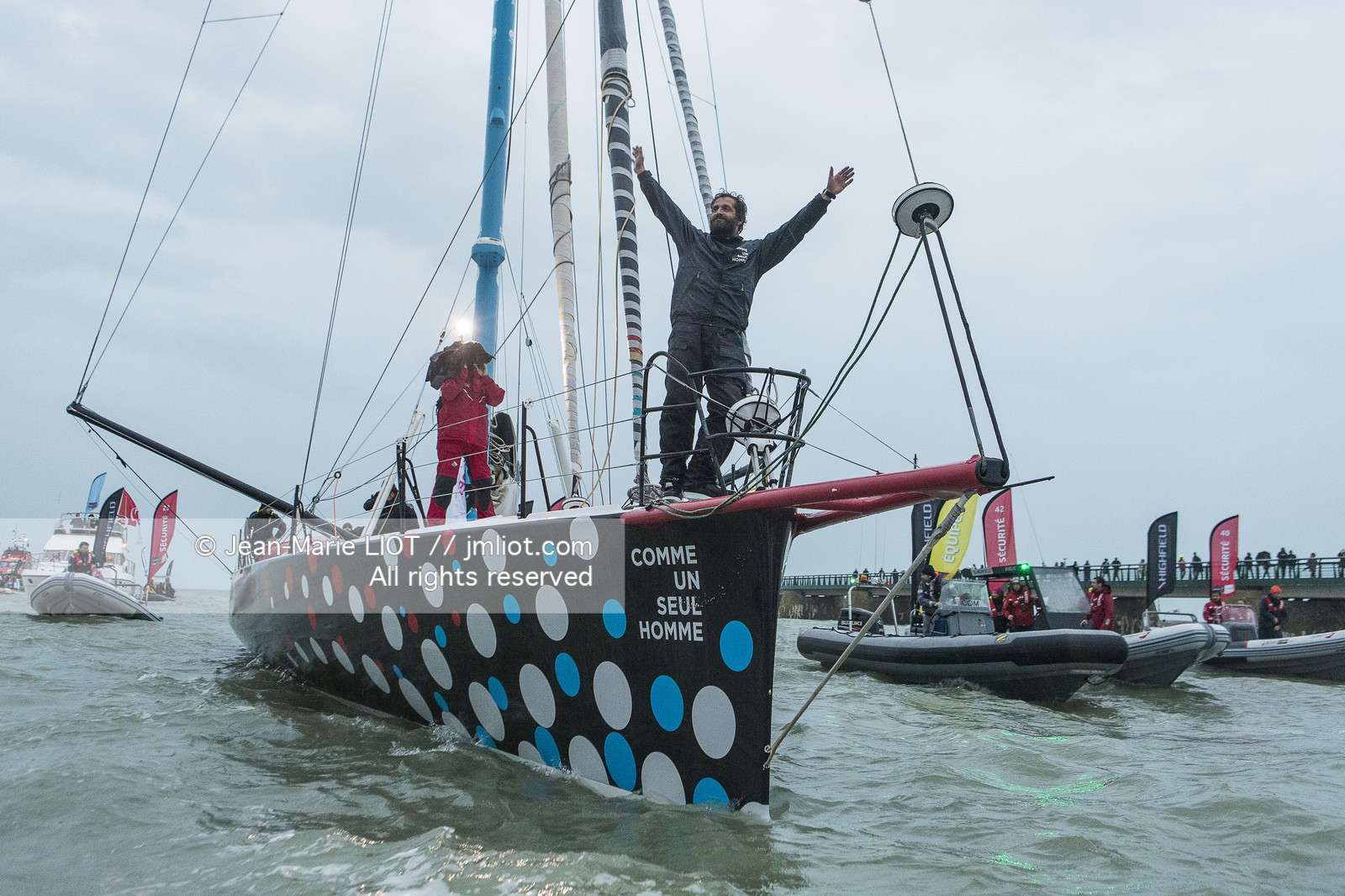 VENDEE GLOBE 2016-2017 - ARRIVEE ERIC BELLION - COMME UN SEUL HOMME