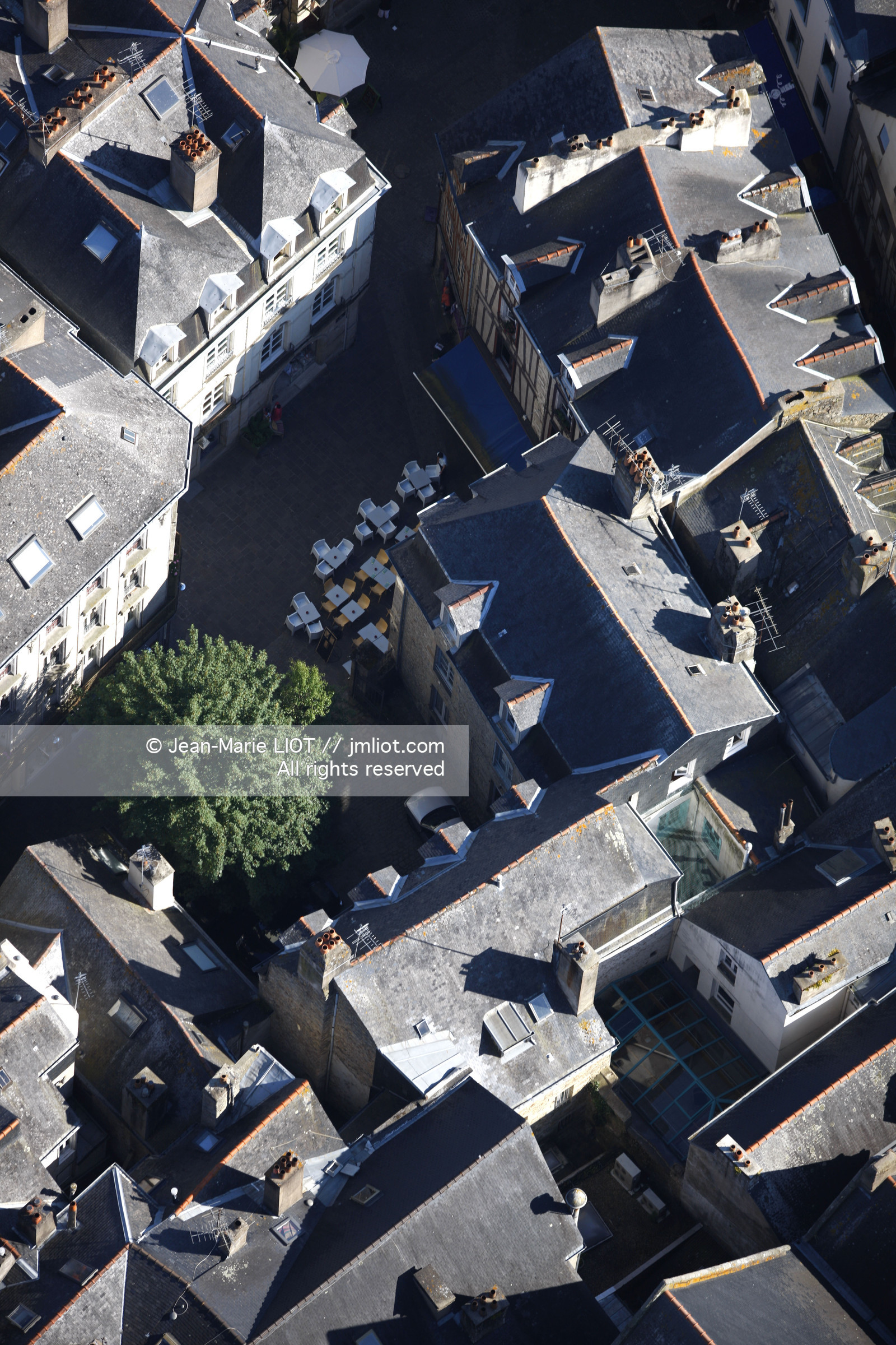 VUE AERIENNE DE VANNES-GOLFE DU MORBIHAN.PHOTO © JEAN-MARIE LIOT.