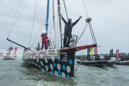 VENDEE GLOBE 2016-2017 - ARRIVEE ERIC BELLION - COMME UN SEUL HOMME