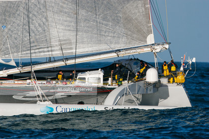 Départ du Trophée Jules Verne du maxi trimaran Geronimo, skipper Olivier de Kersauzon, 28 décembre 2004, Photo Jean-Marie LIOT - www.jmliot.com.