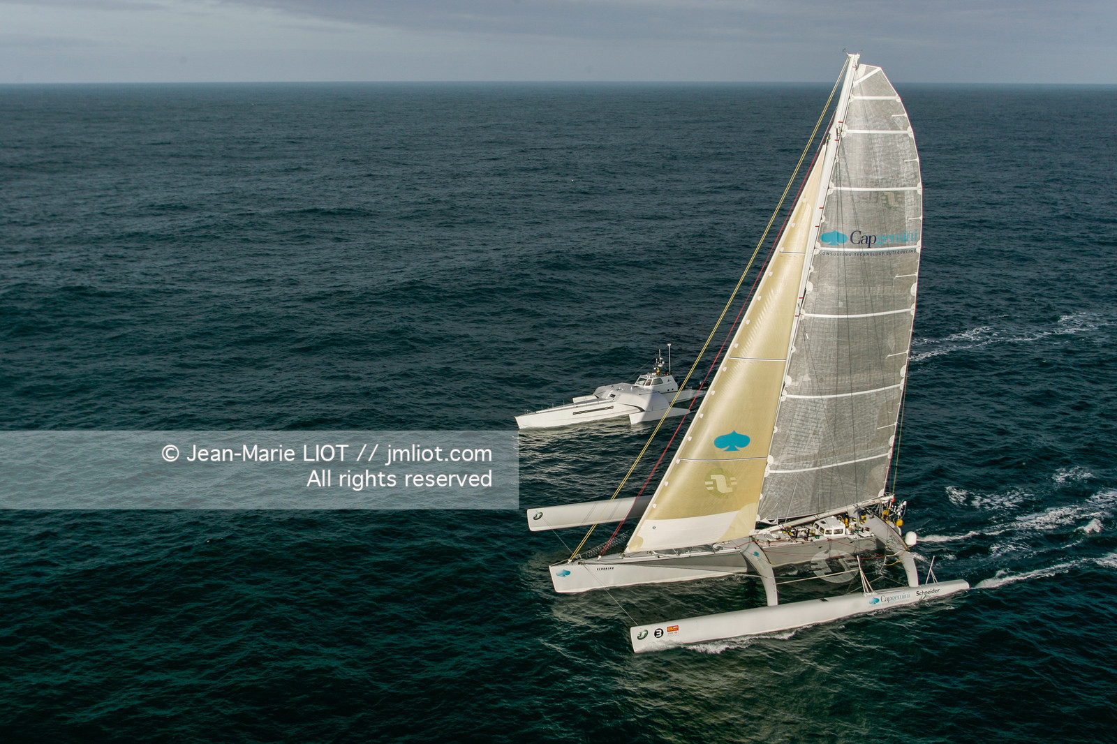 Départ du Trophée Jules Verne du maxi trimaran Geronimo, skipper Olivier de Kersauzon, 28 décembre 2004, Photo Jean-Marie LIOT - www.jmliot.com.
