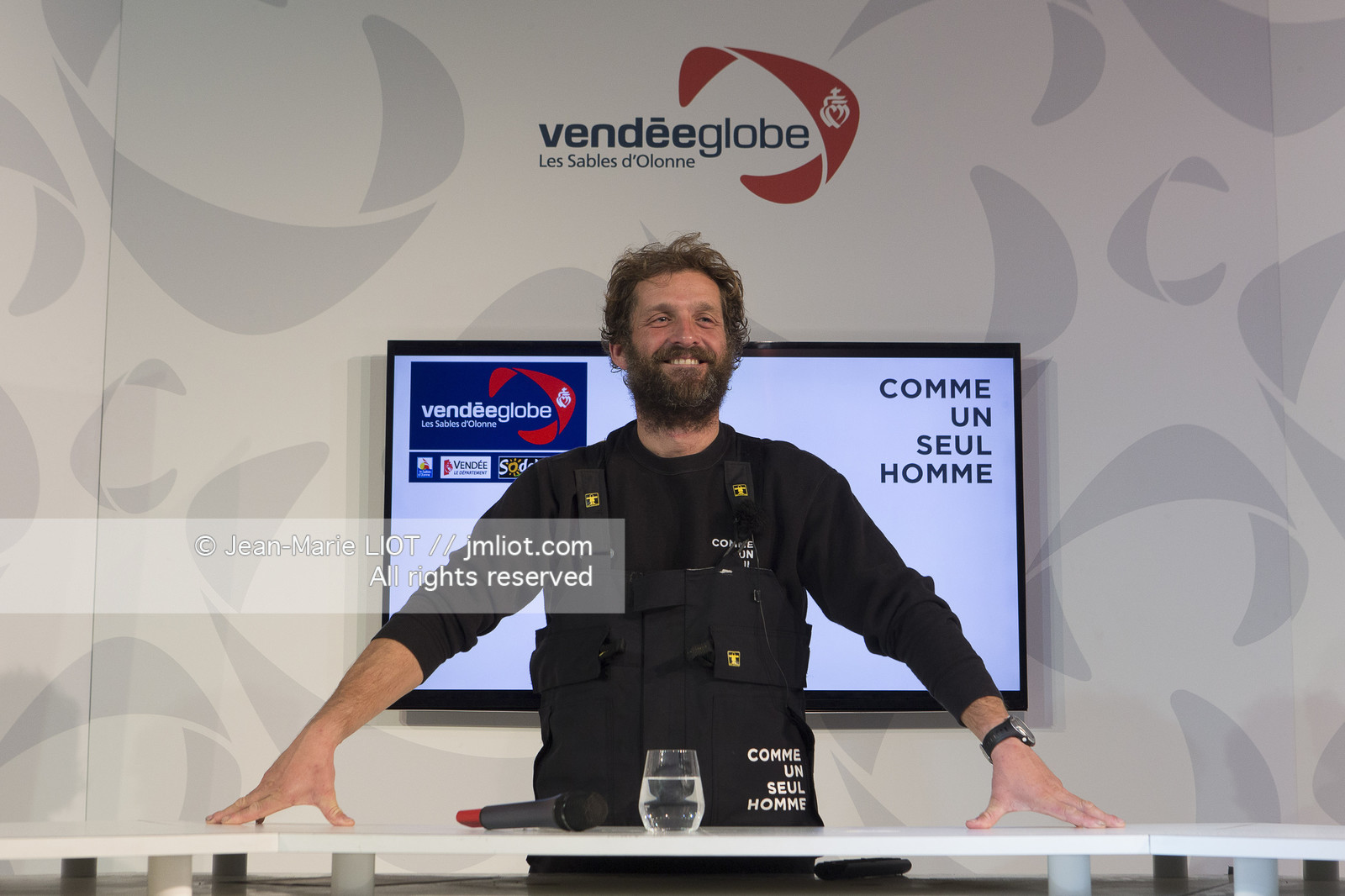 VENDEE GLOBE 2016-2017 - ARRIVEE ERIC BELLION - COMME UN SEUL HOMME